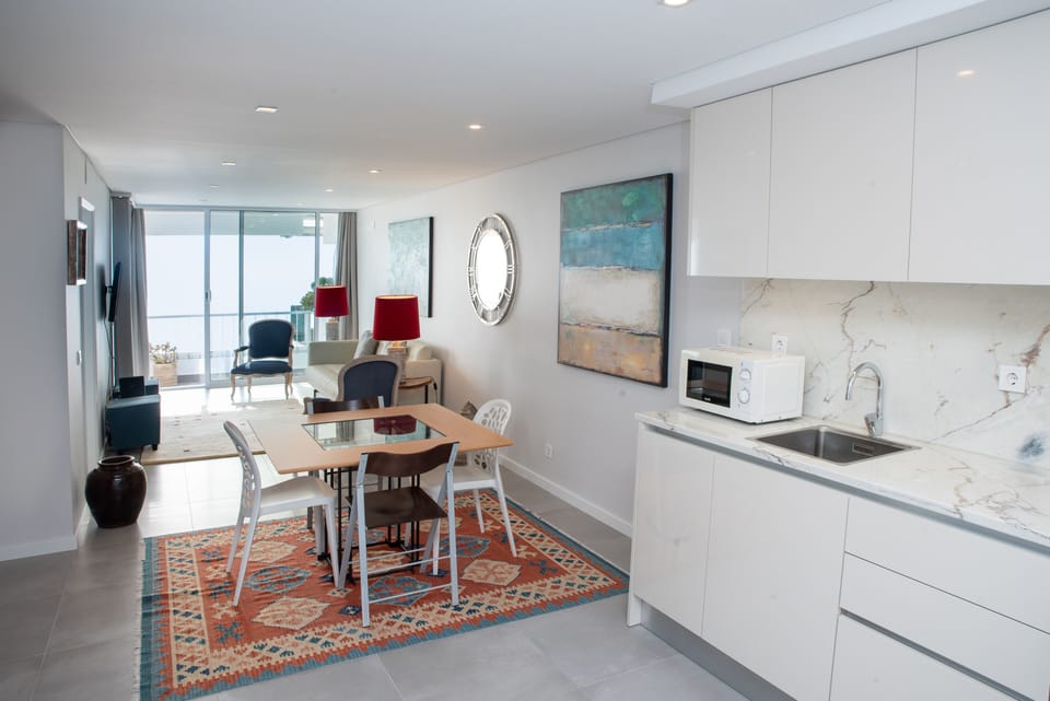 Vista entrada do apartamento: cozinha, zona de refeições e sala de estar