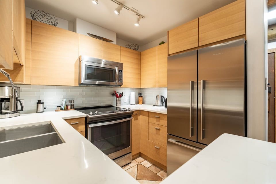 Full kitchen: Stainless steel appliances