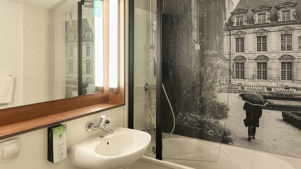 Superior Room, 1 Queen Bed | Bathroom | Eco-friendly toiletries, hair dryer, towels
