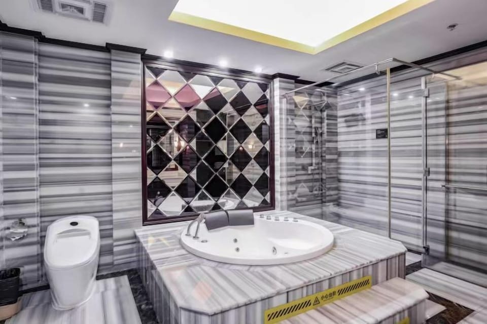 Business Suite with Sea View  | Bathroom | Shower, free toiletries, hair dryer, bathrobes