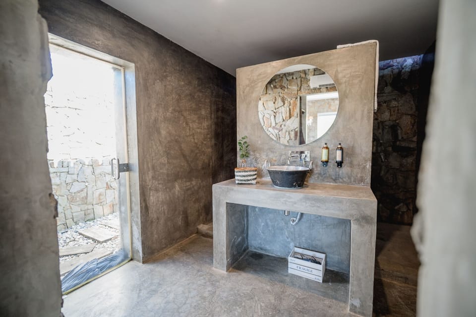 Deluxe Suite, Bathtub | Bathroom | Shower, free toiletries, hair dryer, towels