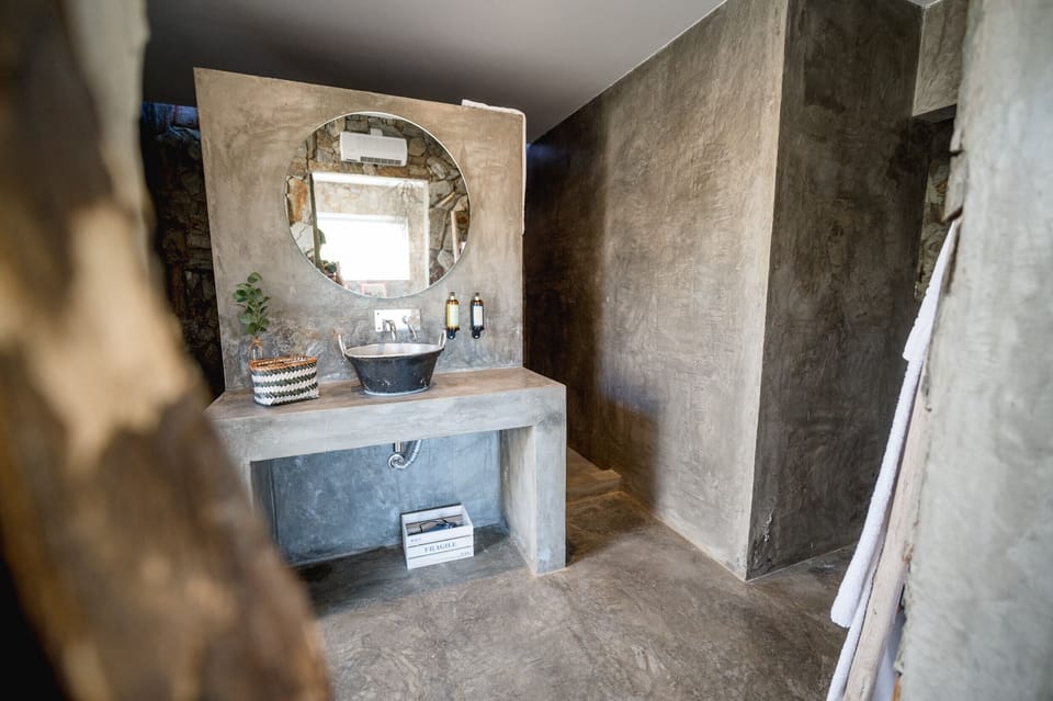 Deluxe Suite, Bathtub | Bathroom | Shower, free toiletries, hair dryer, towels