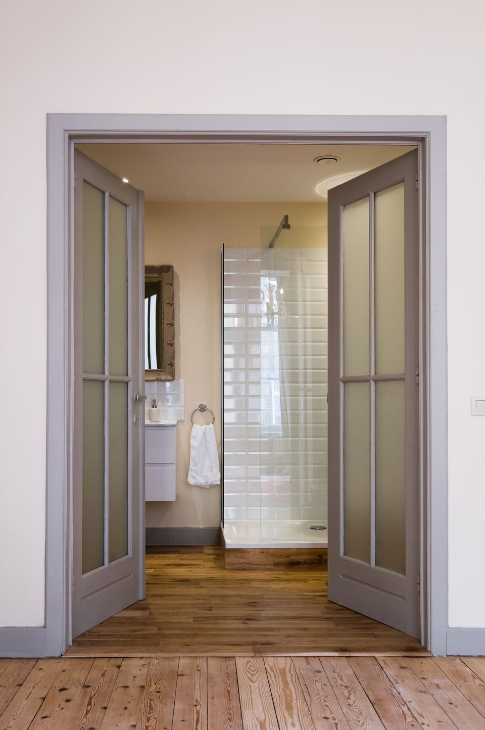 Deluxe Double or Twin Room, City View | Bathroom | Shower, free toiletries, hair dryer, towels