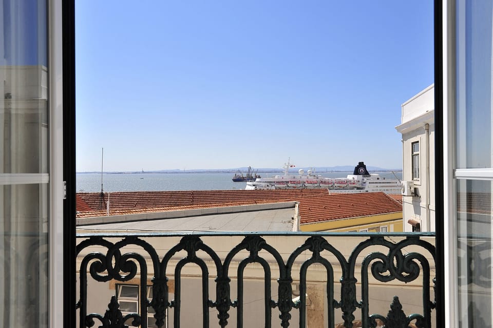The "sea of straw" in front (Tejo estuary) has his ame due to the golden color it gets at sunrise!