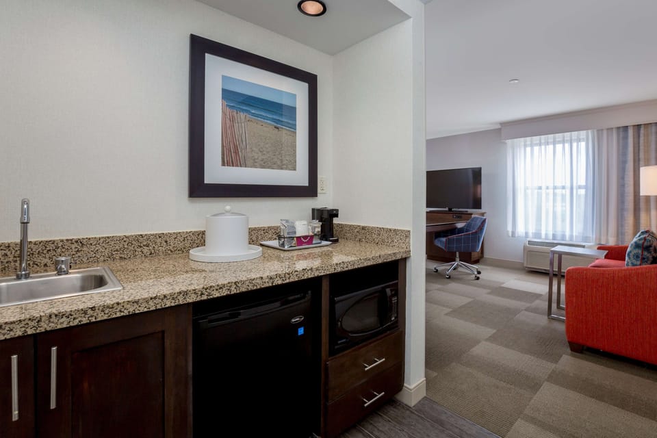 Studio, 1 King Bed | Private kitchen | Fridge, coffee/tea maker