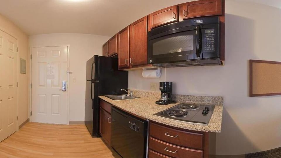 Full-size fridge, microwave, stovetop, dishwasher