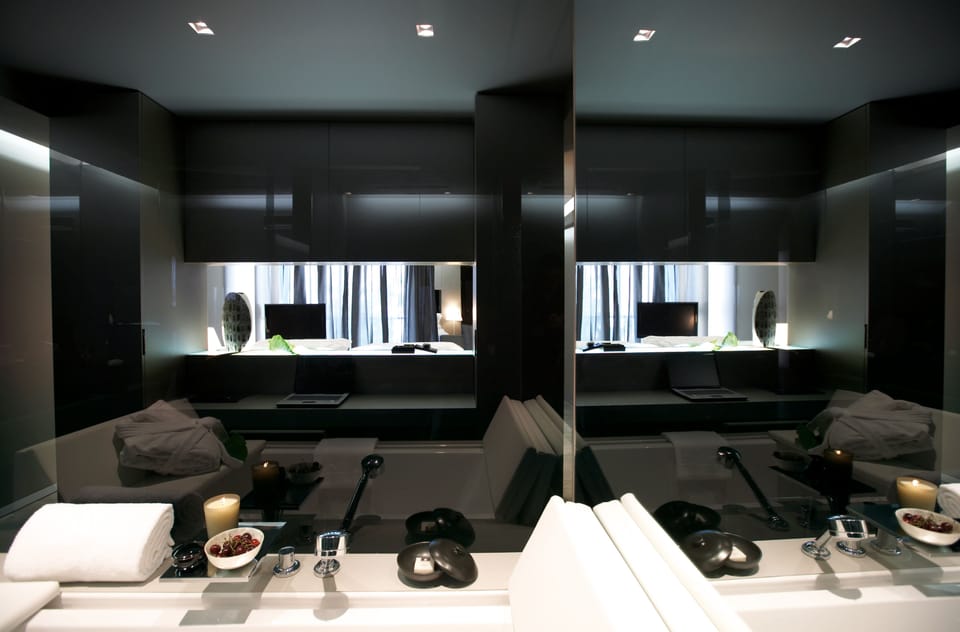 Grand Double Room (Deluxe) | Bathroom | Designer toiletries, hair dryer, bathrobes, slippers
