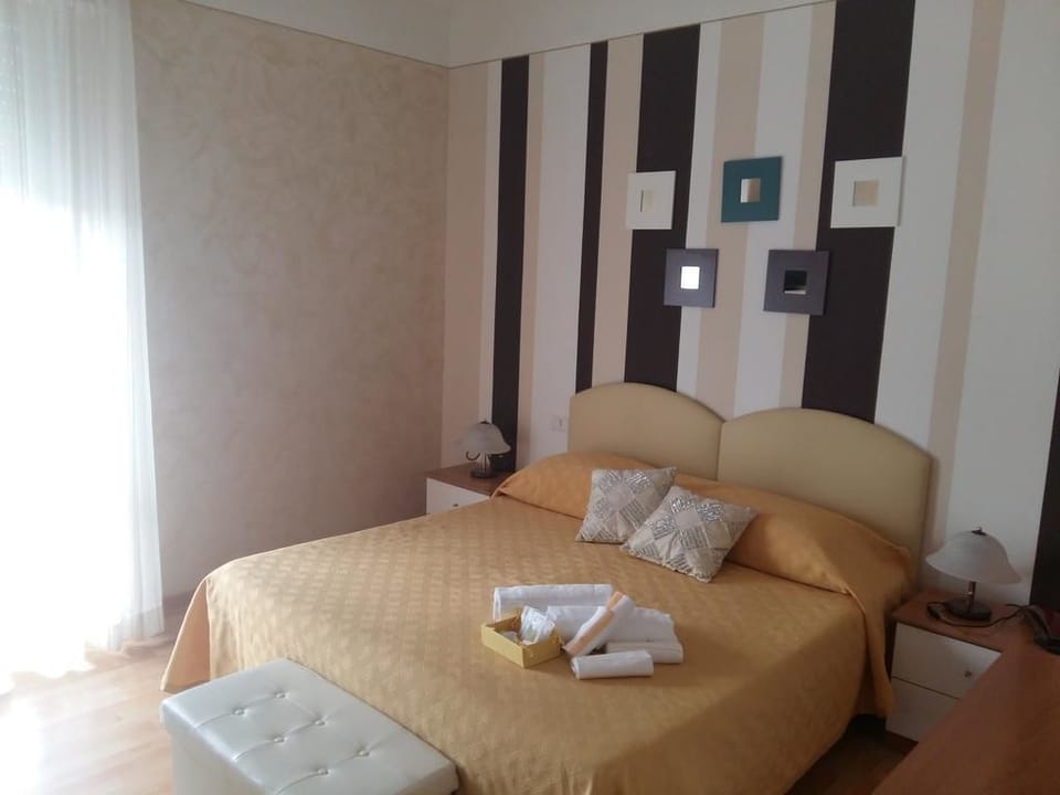 Double Room | In-room safe, individually decorated, individually furnished, desk