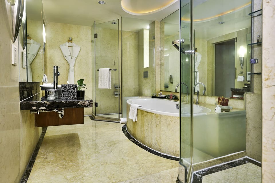 Deluxe Suite, 1 Bedroom | Bathroom | Shower, free toiletries, hair dryer, bathrobes