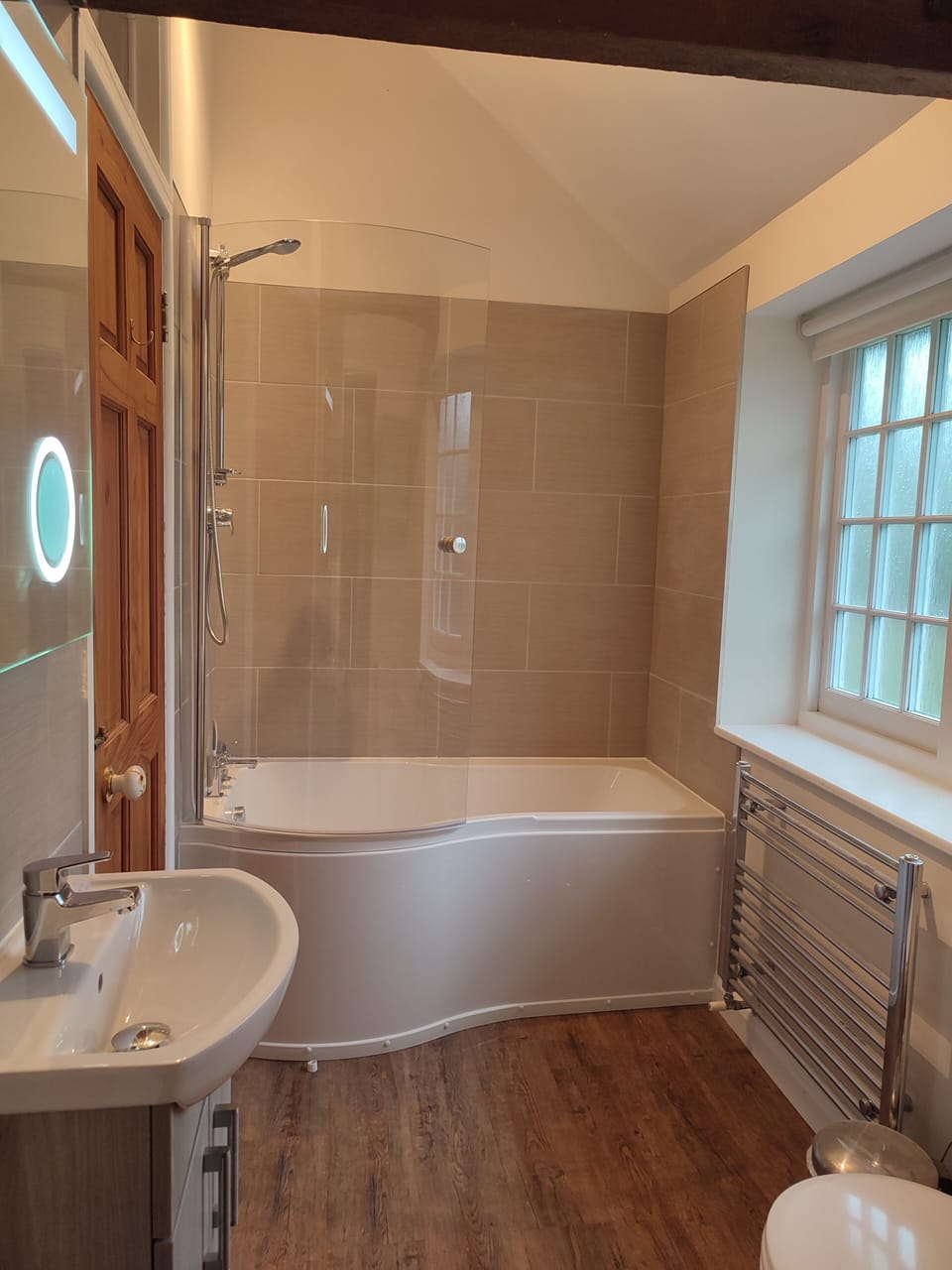 en suite bathroom with shower 