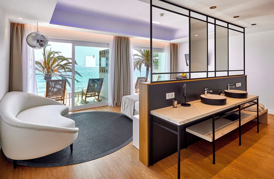 Junior Suite, Balcony, Sea View (Frontal) | Bathroom | Hair dryer, towels, soap, shampoo