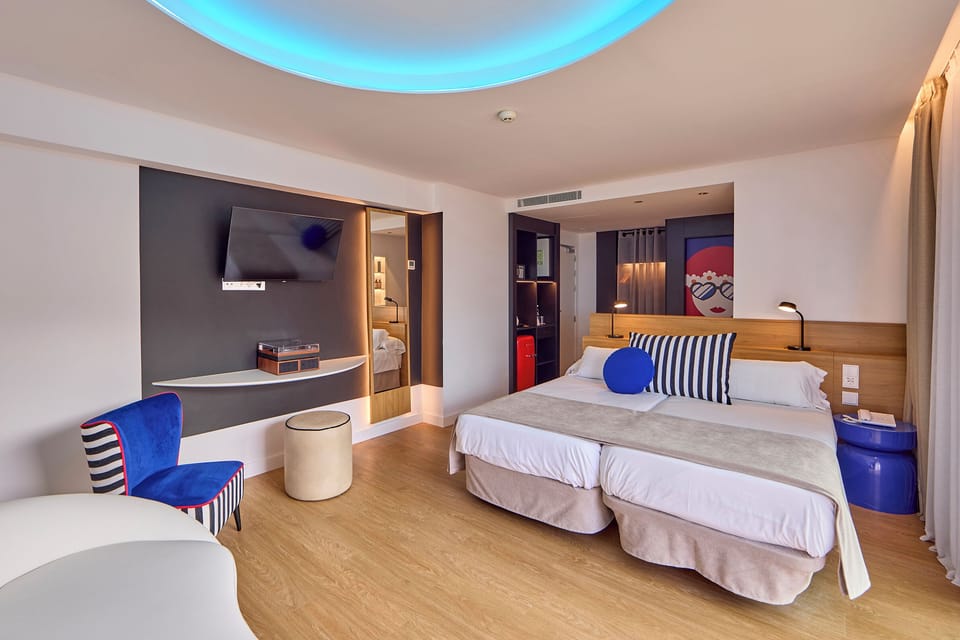 Junior Suite, Balcony, Partial Sea View (Lateral) | In-room safe, blackout drapes, soundproofing, free WiFi