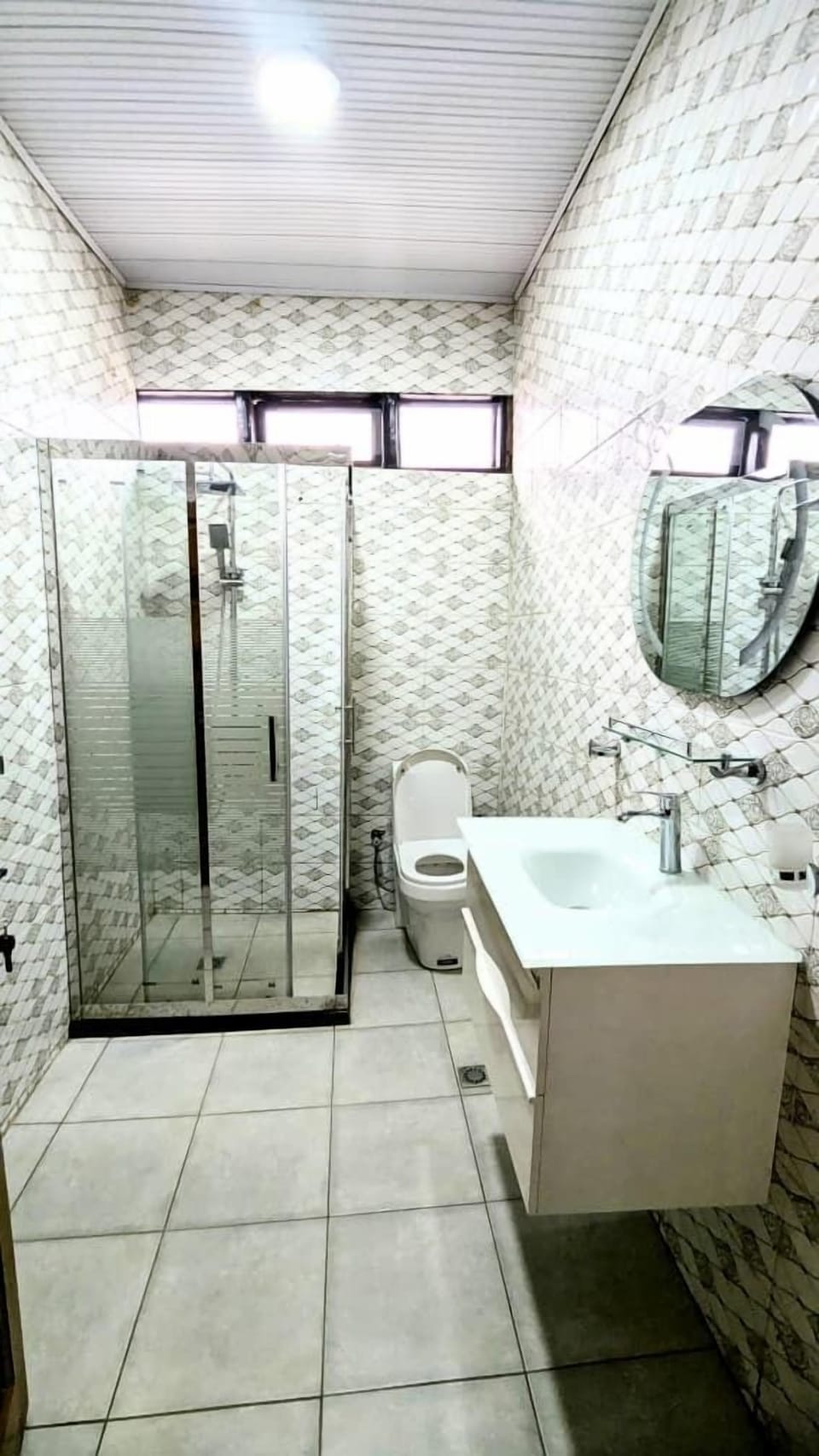 Combined shower/tub, rainfall showerhead, free toiletries, towels