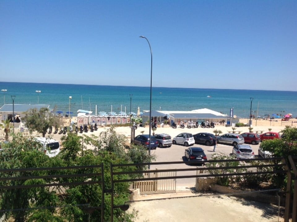 house position just in front of the beach