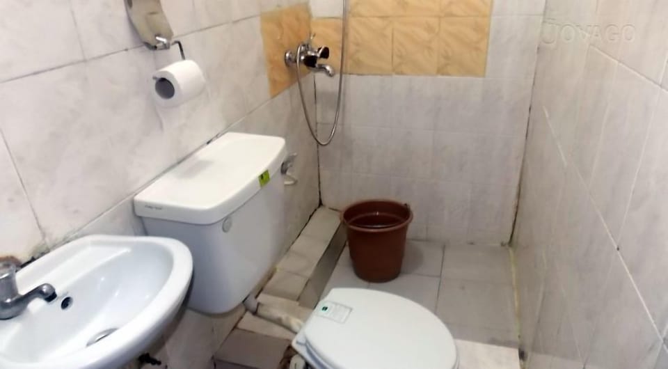 Shower, rainfall showerhead, free toiletries, towels