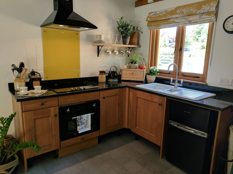 Well equipped kitchen with vaulted ceiling