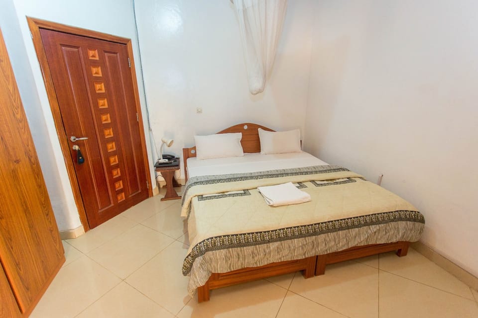Deluxe Single Room | In-room safe, desk, WiFi (free)