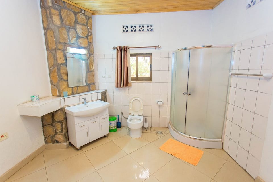 Shower, rainfall showerhead, free toiletries, slippers