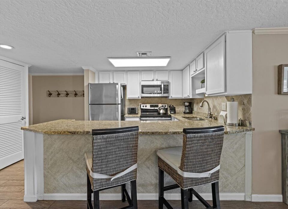 HSRC 204 Breakfast Bar/ Kitchen