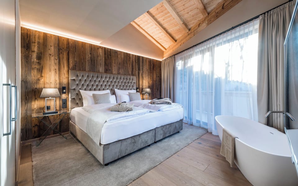 Gold Suite with steambath | Minibar, in-room safe, desk, cribs/infant beds