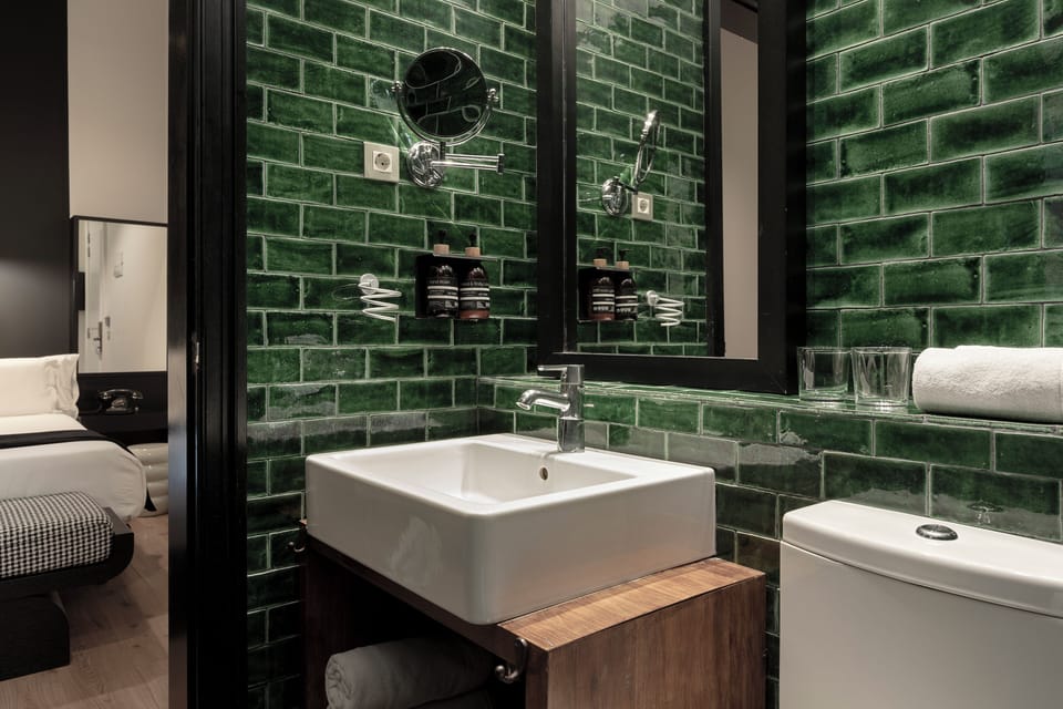 Double Room | Bathroom | Shower, free toiletries, hair dryer, towels