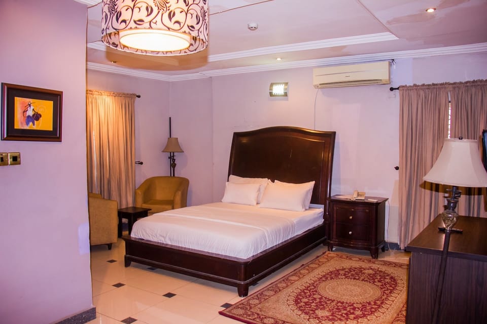 Executive Suite | Desk