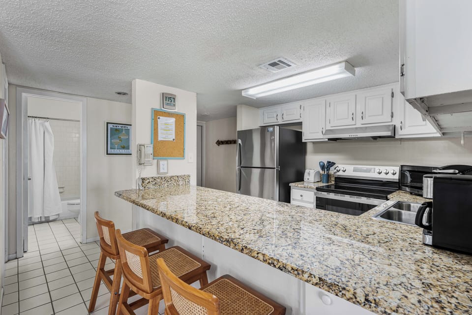 Kitchen / Breakfast Bar