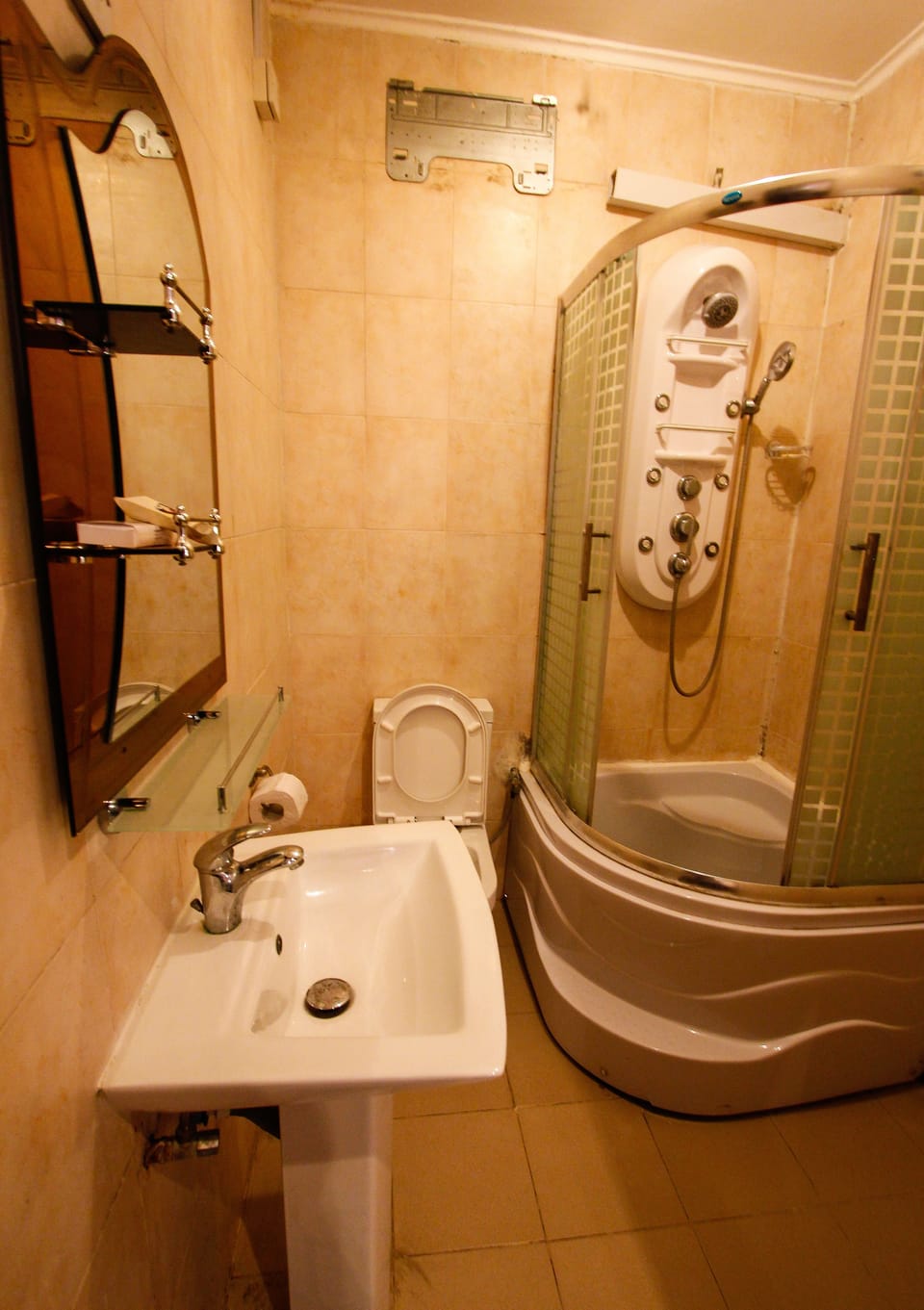 Superior Room | Bathroom | Shower, rainfall showerhead, free toiletries, towels