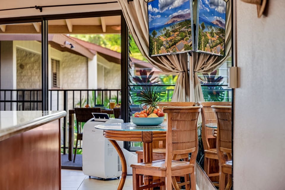 Dining area with seating for 2 - Dining table for 2 people, big screen TV and stand up AC for your confort.