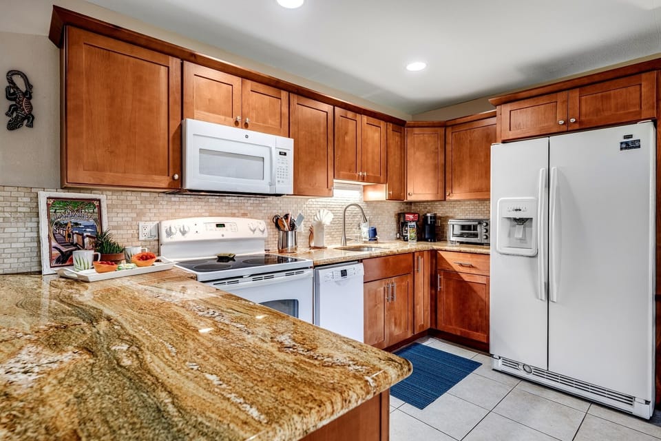full kitchen - Stove, refrigerator, microwave, toaster oven, Mr. Coffee and Keurig.  Everything you need for vacation meal preparation.