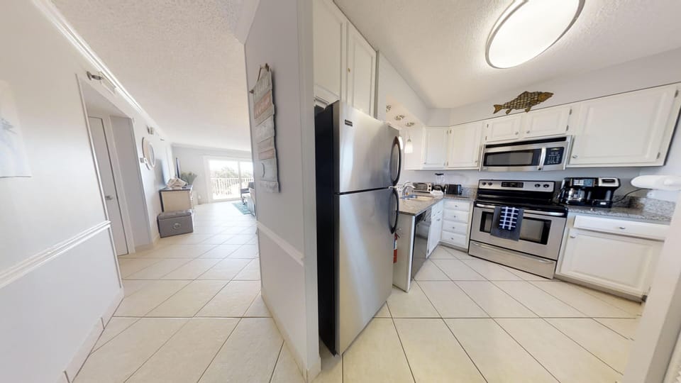 Kitchen / Entryway