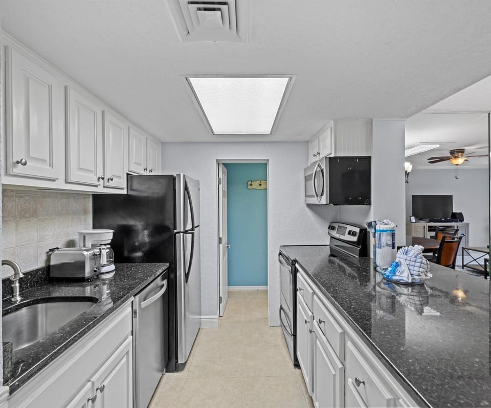 HSRC 1A Kitchen with Laundry Room Entrance