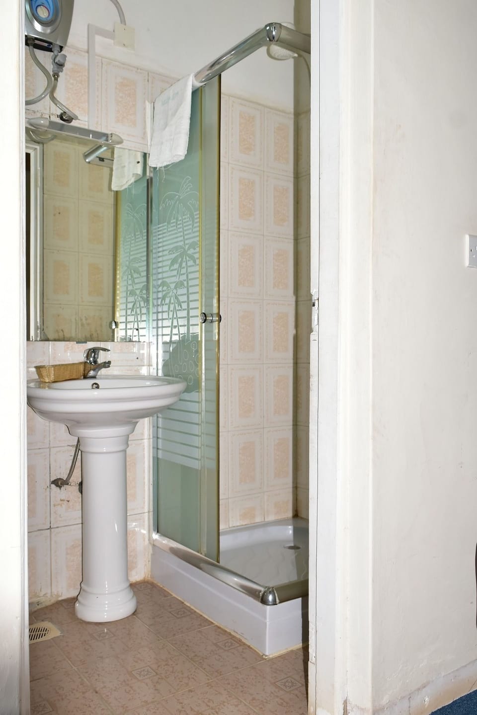 Combined shower/tub, free toiletries, towels