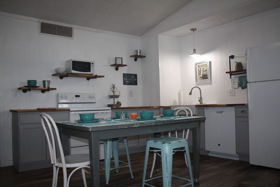 Fully equip kitchen with eat in space 