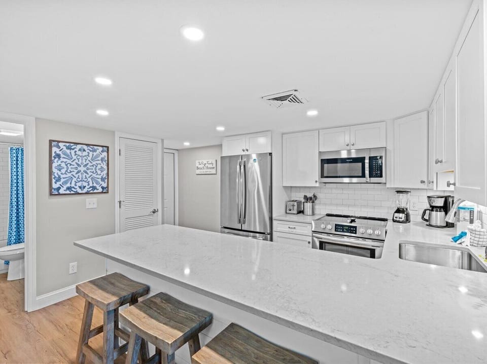 HSRC 107 Kitchen / Breakfast Bar
