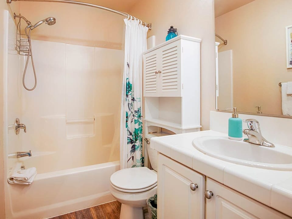 Upstairs Bathroom - full bathroom with shower/tub combo