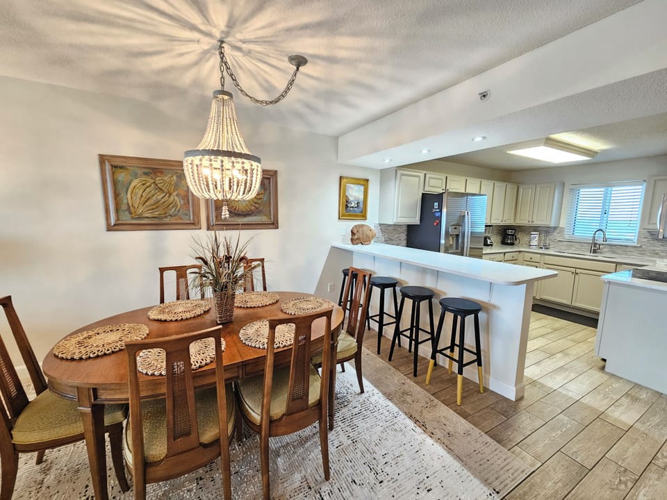 Dining Area w/Breakfast Bar