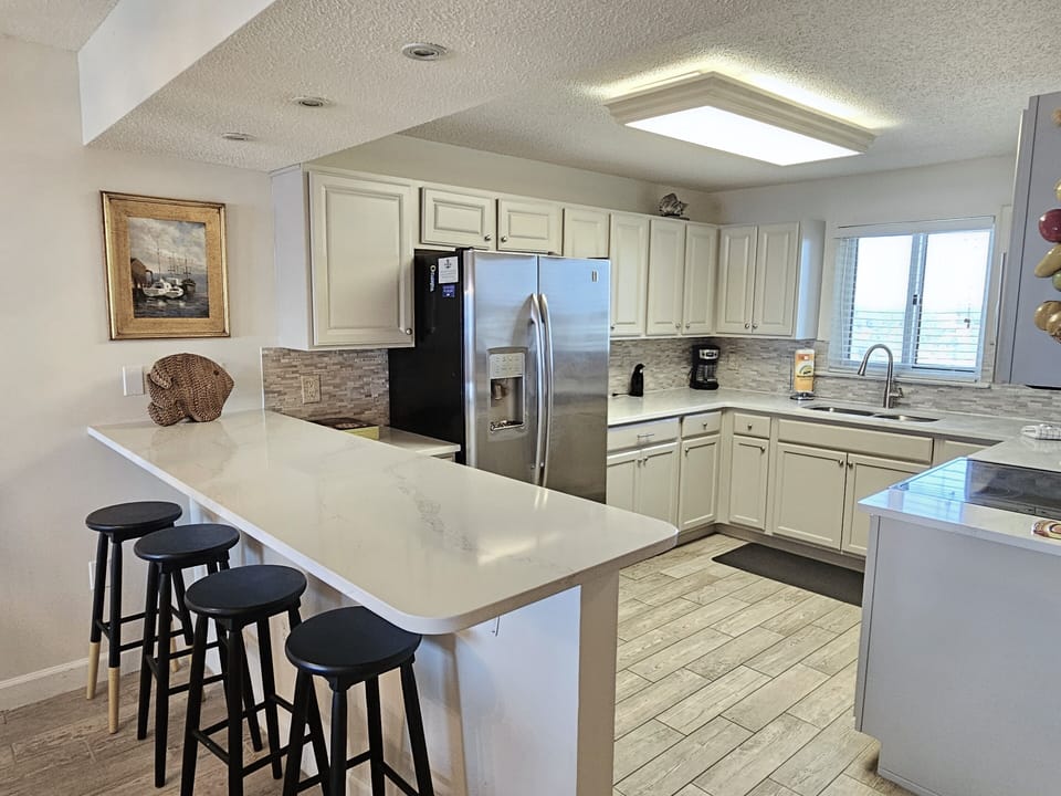 Breakfast Bar/Kitchen