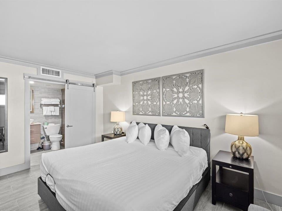 HSRC 120 Bedroom with King Bed & Ensuite Bathroom