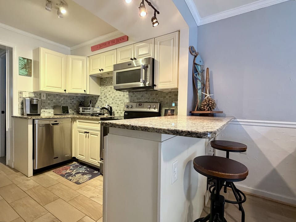 Kitchen w/Breakfast Bar