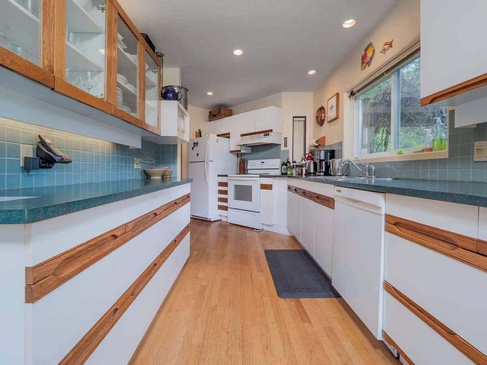 Fully equipped kitchen. 
