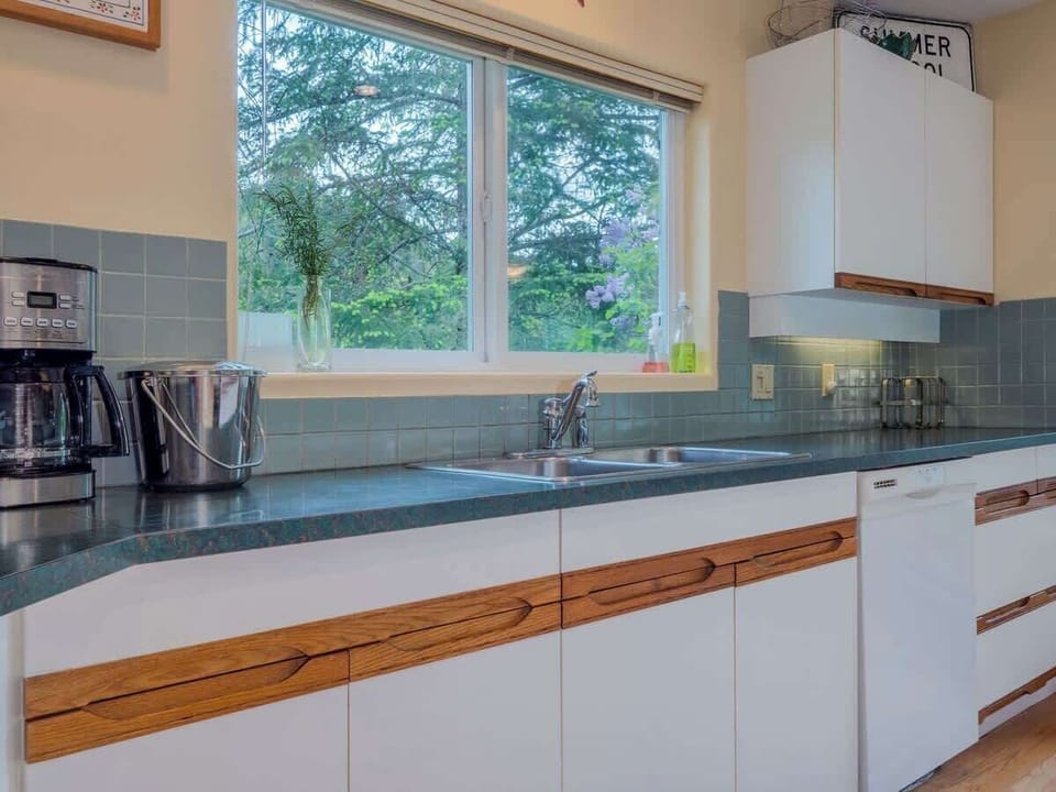 Fully equipped kitchen. 