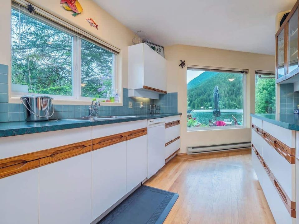 Fully equipped kitchen. 
