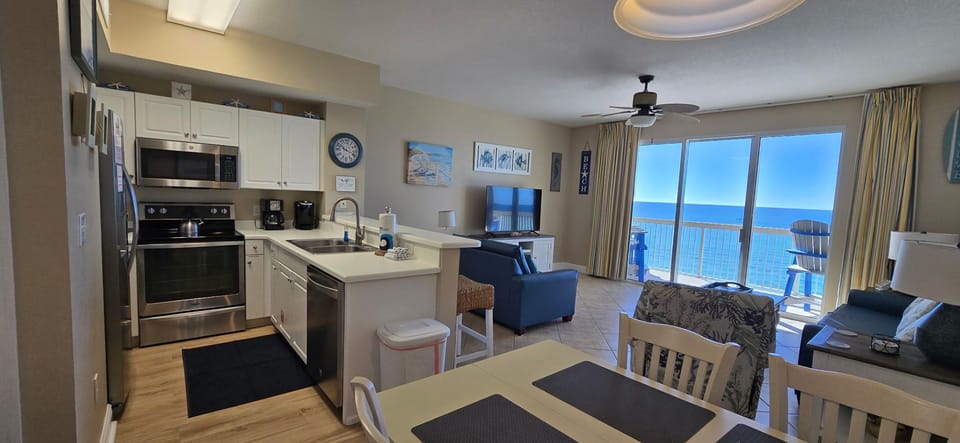 Full kitchen, updated Appliances, new cookware. Coffee pot & Keurig coffeemaker