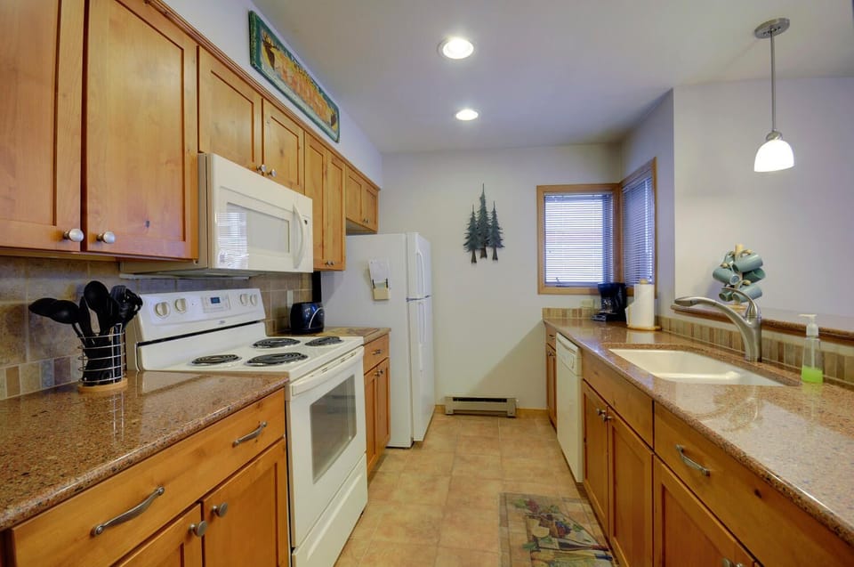Full kitchen with all major appliances (all cooking utensils included)