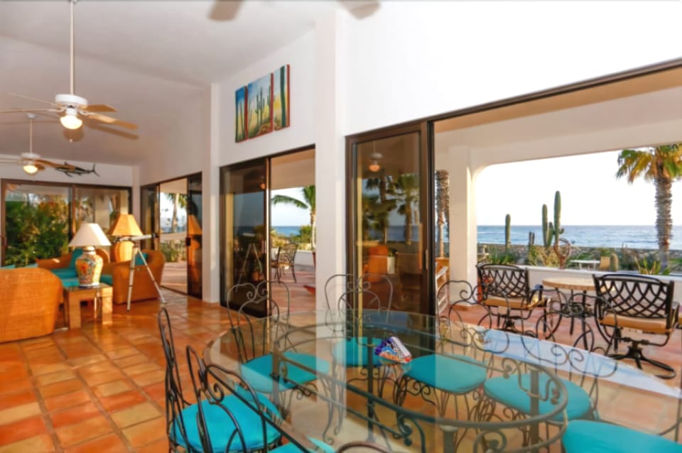 Family Townhome, 4 Bedrooms | In-room dining