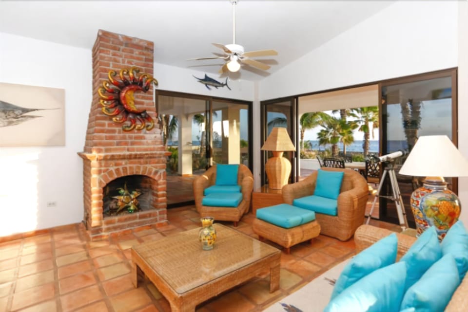 Family Townhome, 4 Bedrooms | Living room | Flat-screen TV
