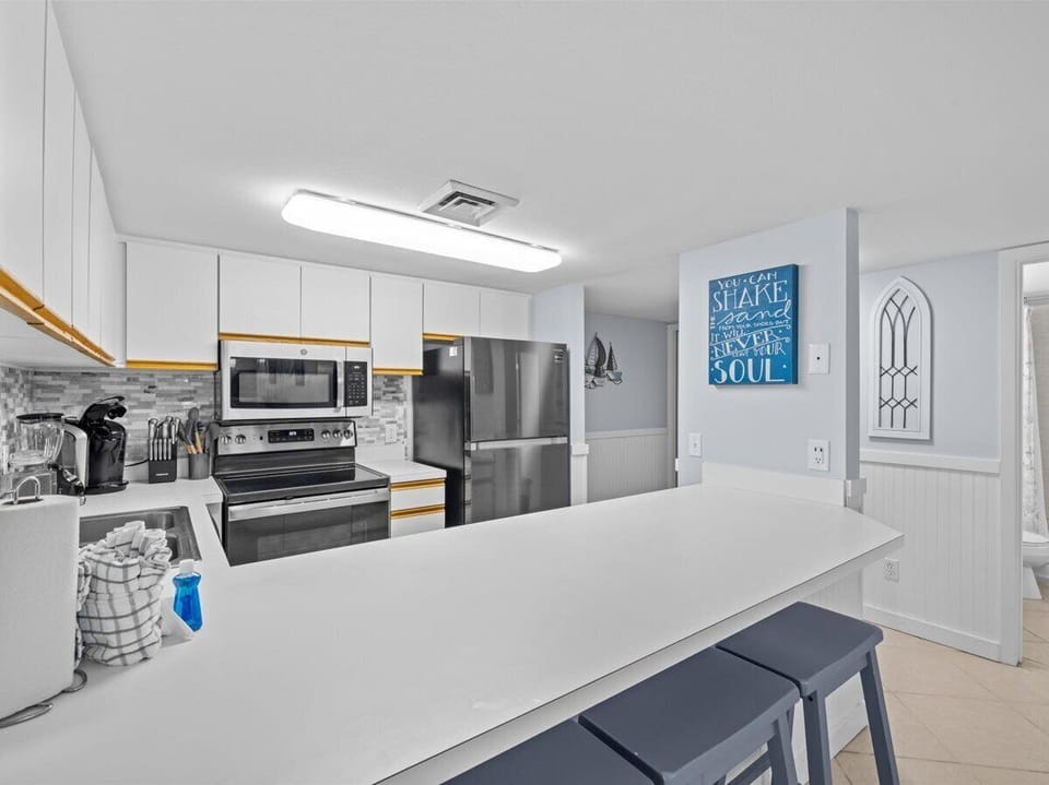 HSRC 102 Kitchen / Breakfast Bar
