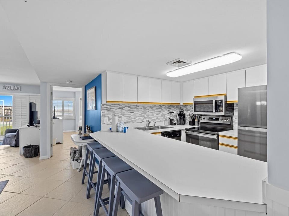 HSRC 102 Kitchen / Breakfast Bar