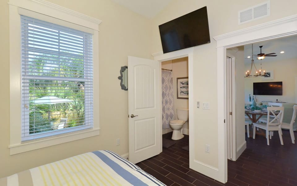 Ensuite also has a entrance via the hallway